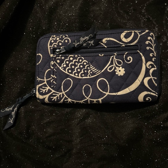 Beautiful “like new” Vera Bradley wallet. - Picture 4 of 6